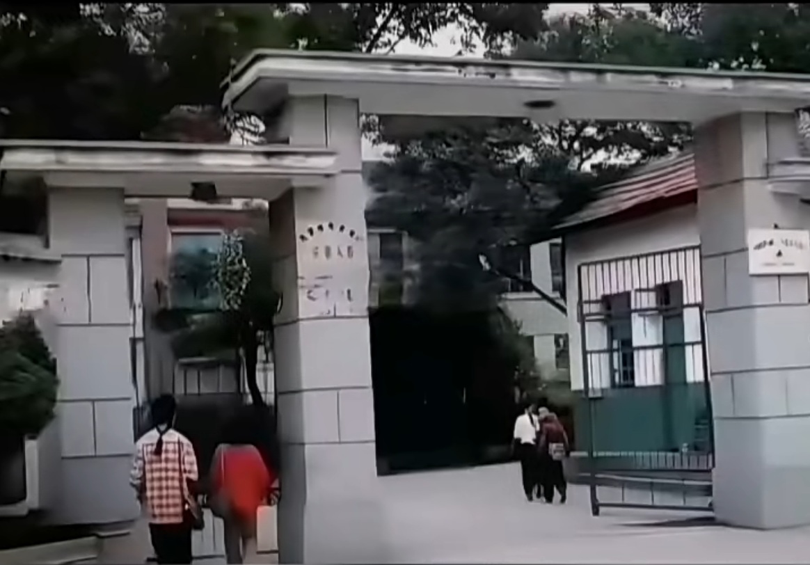 小学的校门与出入校园的人们